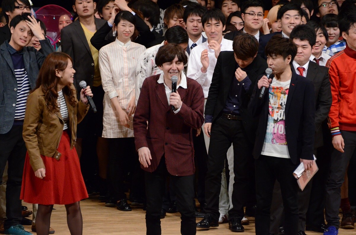 司会を務めた（手前左から）福本愛菜、2丁拳銃。