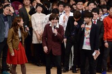 司会を務めた（手前左から）福本愛菜、2丁拳銃。