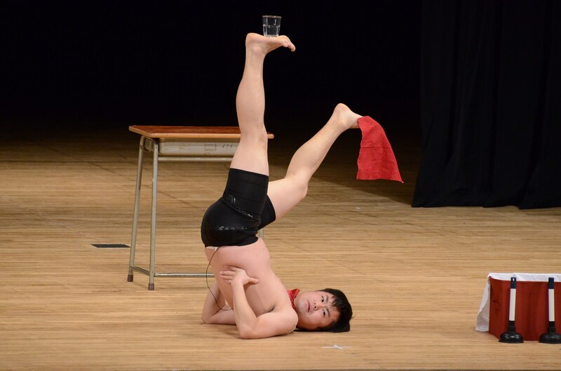 2016年2月に行われた「NSC大ライブTOKYO 2016」にてテーブルクロス芸を披露するウエスP。