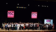 ステージ上に集合したNSC東京21期生たち。