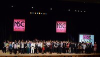 ステージ上に集合したNSC東京21期生たち。