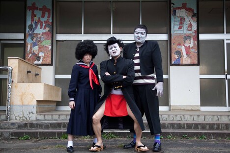 「MAX THE MOVIE」のワンシーン。左から坂口茉琴、鬼ヶ島アイアム野田、あっぱれ！川井。