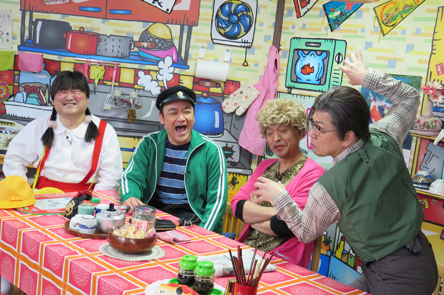 左から松本家の妹・さだ（構成作家）、兄・たむらけんじ、お母ちゃん・松本人志、お父ちゃん・宮迫博之。(c)2016朝日放送／吉本興業