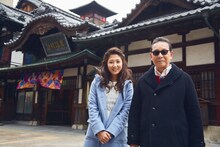 道後温泉を訪れた（左から）桑子真帆アナウンサー、タモリ。(c)NHK