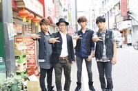 一挙放送に登場する超特急のメンバーと、ドランクドラゴン鈴木（右から2人目）。