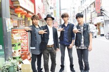 一挙放送に登場する超特急のメンバーと、ドランクドラゴン鈴木（右から2人目）。