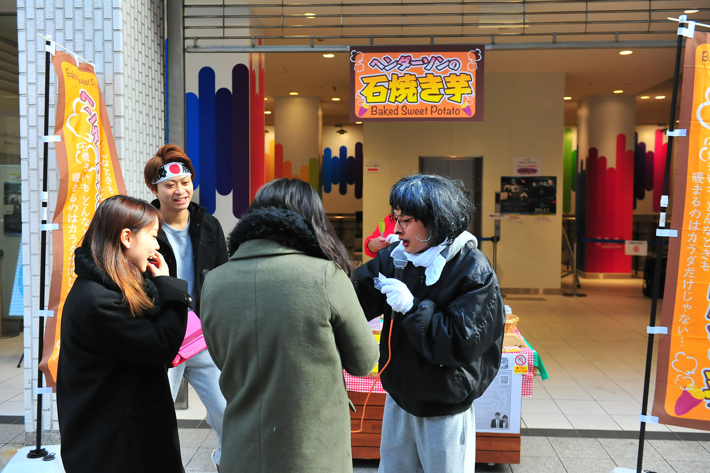 ヘンダーソンの石焼き芋販売の様子。