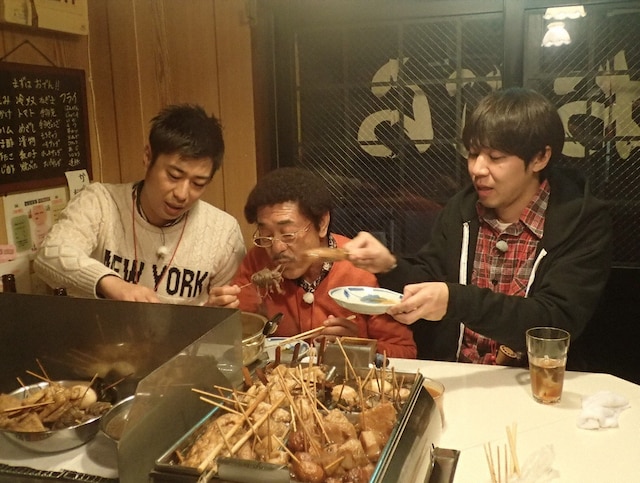 「旅ずきんちゃん」で静岡おでん食べ尽くしに臨む（左から）パンサー尾形、具志堅用高、ロッチ・コカド。(c)CBC