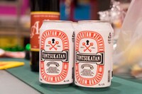 番組の前説を担当するトンツカタンの名前が入ったドリンクパッケージ。(c)「ウレロ☆無限大少女」製作委員会