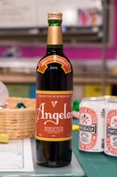 番組の前説を担当するアンゲラーの名前が入ったアルコールのパッケージ。(c)「ウレロ☆無限大少女」製作委員会