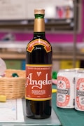 番組の前説を担当するアンゲラーの名前が入ったアルコールのパッケージ。(c)「ウレロ☆無限大少女」製作委員会
