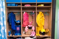 川島アンロックサービスに升野とデコが加わり、ロッカーが用意された。(c)「ウレロ☆無限大少女」製作委員会