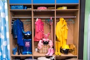 川島アンロックサービスに升野とデコが加わり、ロッカーが用意された。(c)「ウレロ☆無限大少女」製作委員会