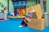 升野とデコの加入により、ロッカーから追い出された角田の荷物。(c)「ウレロ☆無限大少女」製作委員会