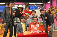 「ウレロ☆無限大少女」6話の収録終了後、東京03角田の誕生日を祝う出演者たち。