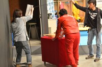 自分の誕生日ケーキを自ら片づける東京03角田（中央。