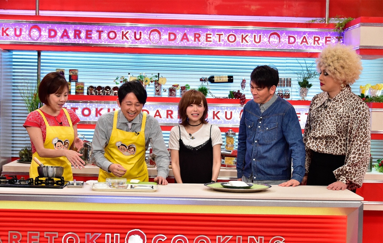 「有吉弘行のダレトク!?」で展開される「有吉シェフが作る ダレトク!? 3分クッキング」のワンシーン。(c)KTV