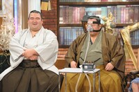 呼吸器を装着する豊ノ島関（右）。(c)テレビ朝日