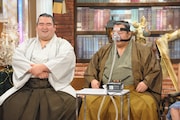 呼吸器を装着する豊ノ島関(右)。(c)テレビ朝日