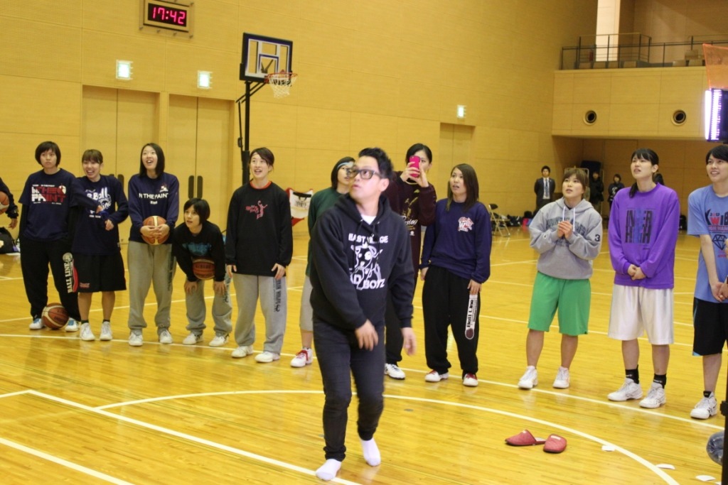 フリースロー対決に臨む宮川大輔（中央）。(c)KTV