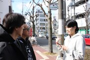 女子大生に声をかけられる（左から）ナインティナイン矢部、宮川大輔。(c)KTV