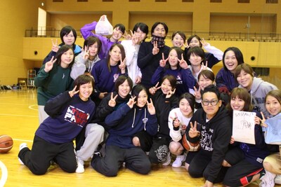 「ナイナイ矢部＆宮川大輔のよ～わからんトコにふらっと…」に出演するナインティナイン矢部（後方中央）、宮川大輔（前列右から3人目）と、女子大生たち。(c)KTV