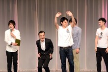 ゲストとして出演したななまがり（左から2人目、3人目）。