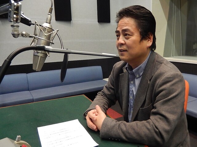 ナレーションに臨む立川談春。