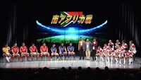 「よしもとラグビー新喜劇 2016」のワンシーン。