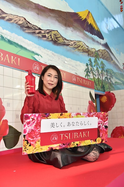 「TSUBAKI湯（つばきゆ）」のお披露目会に登場した椿鬼奴。