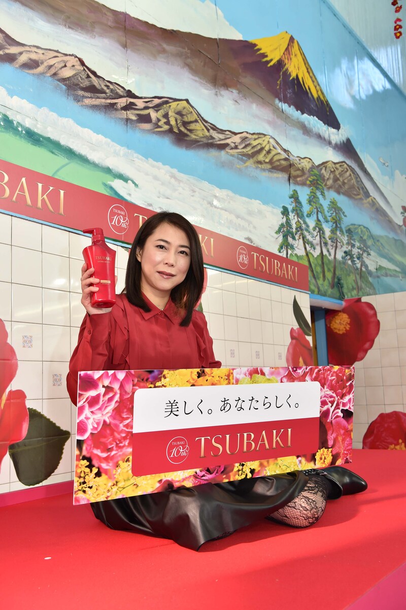 「TSUBAKI湯（つばきゆ）」のお披露目会に登場した椿鬼奴。