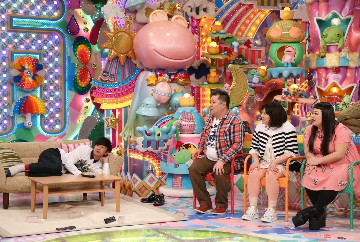 「アメトーーク！」で展開される「ついついダラしなくなっちゃう芸人」のワンシーン。(c)テレビ朝日