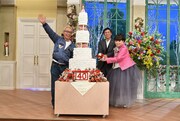 「徹子の部屋 祝40周年 最強夢トークスペシャル」の収録後に行われたケーキカットのワンシーン。(c)テレビ朝日