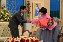 「徹子の部屋 祝40周年 最強夢トークスペシャル」で黒柳徹子（右）に花束を手渡す明石家さんま（左）。(c)テレビ朝日