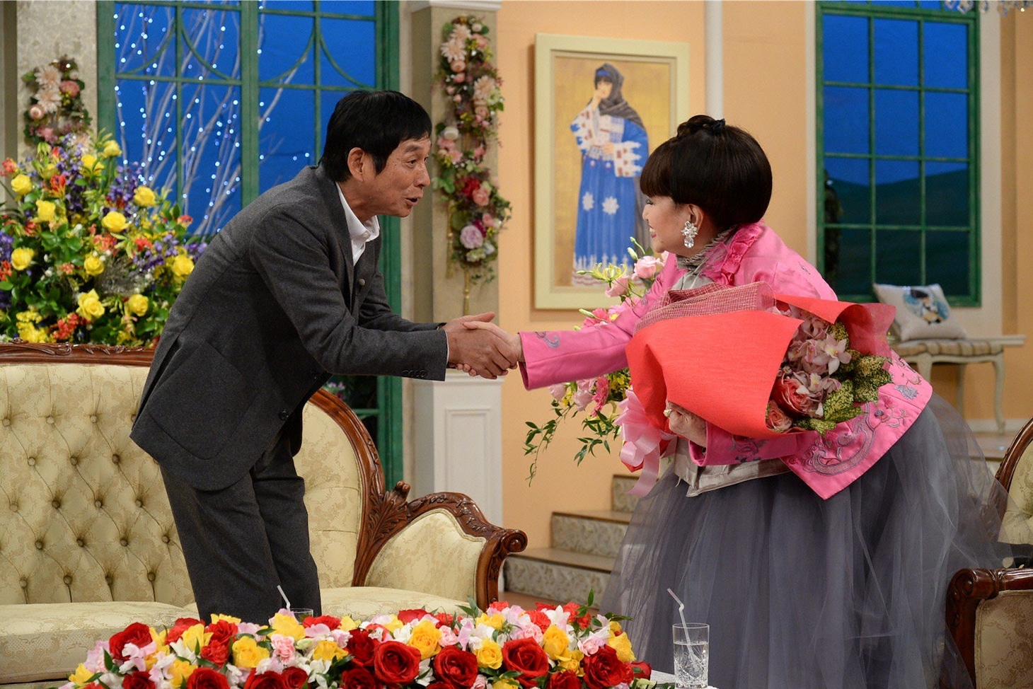 「徹子の部屋 祝40周年 最強夢トークスペシャル」で黒柳徹子（右）に花束を手渡す明石家さんま（左）。(c)テレビ朝日