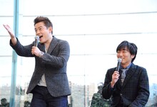 各カメラにアピールするスピードワゴン井戸田（左）。