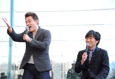 各カメラにアピールするスピードワゴン井戸田（左）。