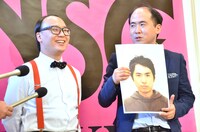 自身のNSC入学願書の写真を手にするトレンディエンジェル斎藤（右）と、たかし（左）。