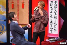 おぐねーにメイクを施されるメッセンジャー黒田（左）。