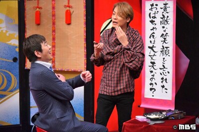 おぐねーにメイクを施されるメッセンジャー黒田（左）。