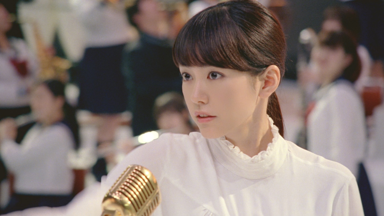 Y!mobileの新CM「ワイモバイル 学割編」に出演する、桐谷美玲。