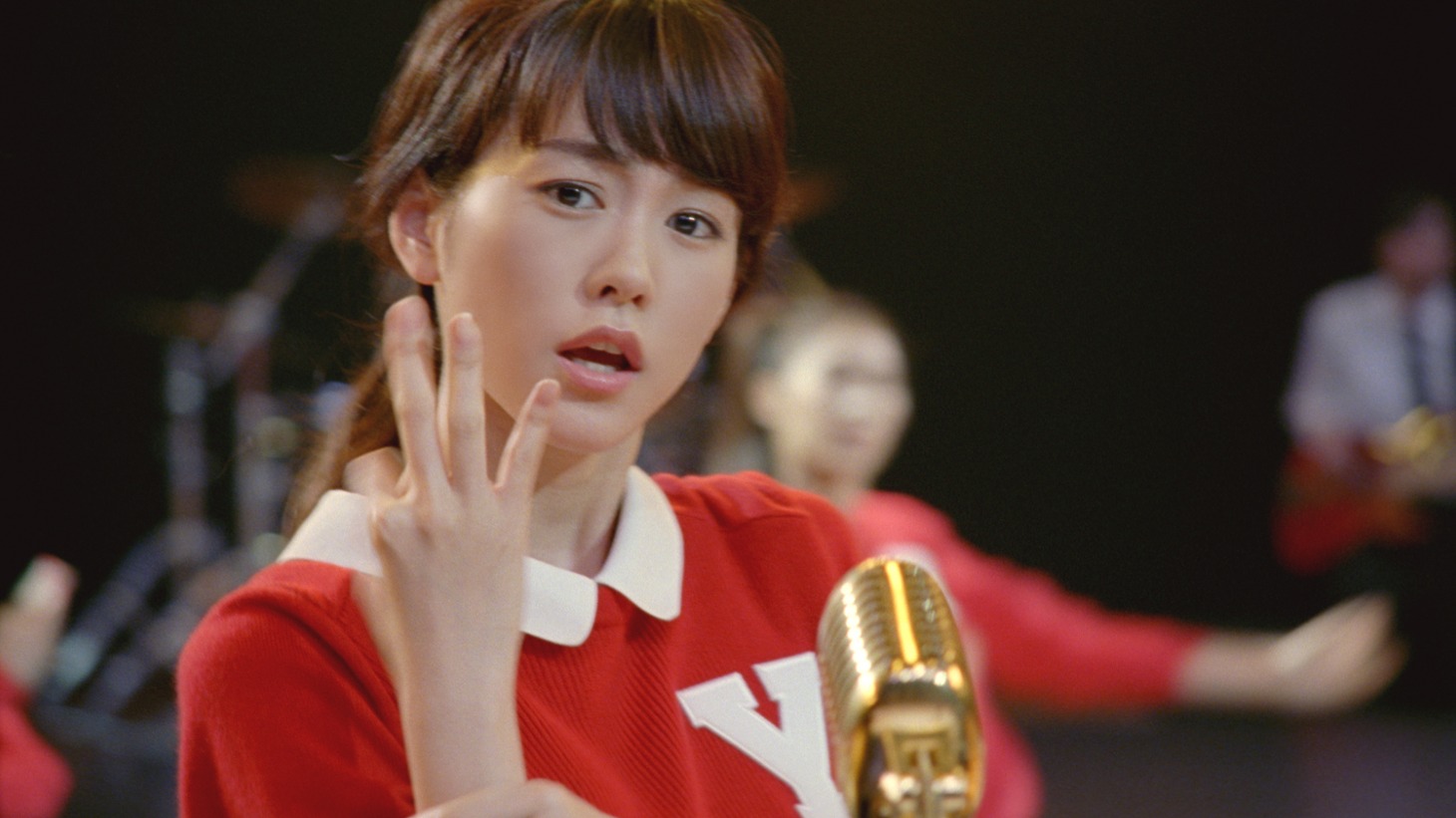 Y!mobileの新CM「素晴らしいワイモバイル編」に出演する、桐谷美玲。