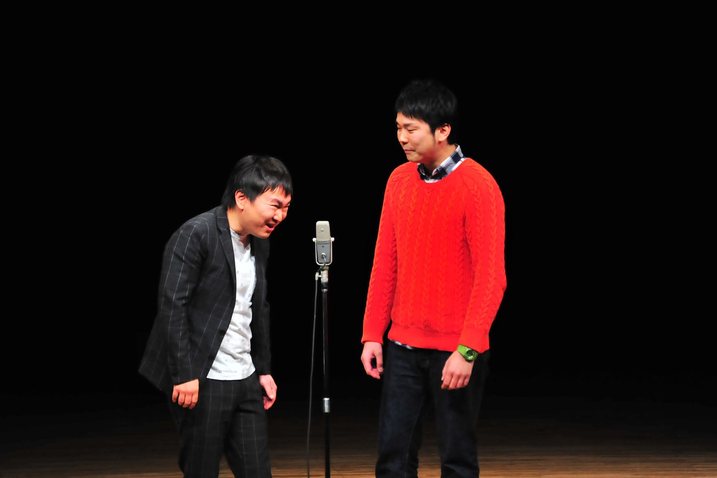 結果発表までの間にネタを披露したかまいたち。