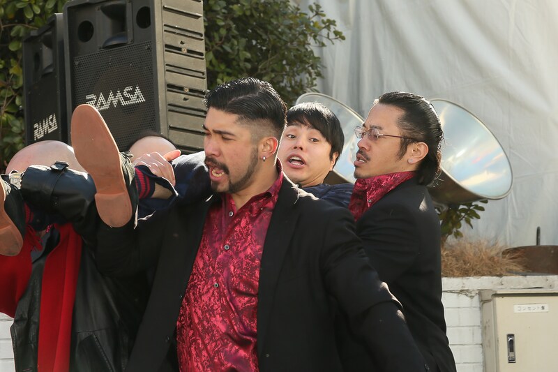 バレンタインイベント「強面の花道」で、強面男性たちに担がれるNON STYLE井上。