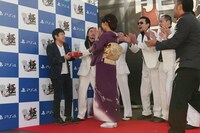 美女からバレンタインチョコを受け取るNON STYLE井上（左端）。