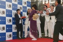 美女からバレンタインチョコを受け取るNON STYLE井上（左端）。