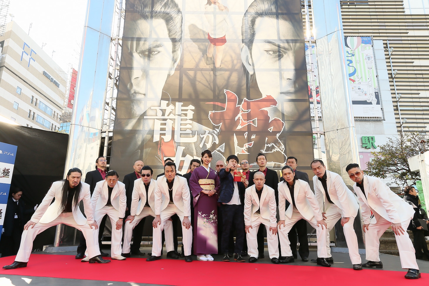 NON STYLE井上（中央右）。