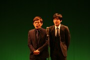 11日の公演に出演した博多華丸・大吉。(c)TITAN
