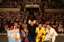 「茂造の青春時代！」の会見を開いた辻本茂雄（中央）。