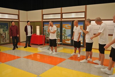 「くりぃむナンチャラ」に集結する坊主芸人たちと、MCのくりぃむしちゅー（左）。(c)テレビ朝日